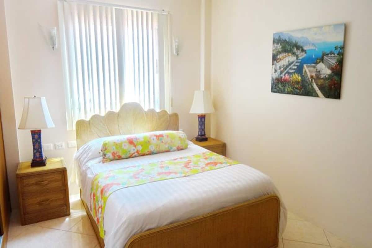 Desk, soundproofing, iron/ironing board, free WiFi
