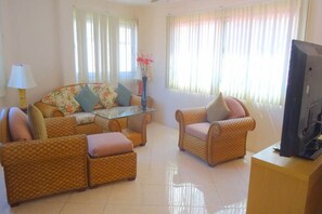 LUXURY ONE BEDROOM APARTMENT | Wohnzimmer | 50-Zoll-Flachbildfernseher mit Kabelempfang, LCD-Fernseher