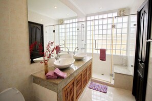 Luxury 1 Bedroom  Villa  | Salle de bain | Baignoire et douche séparées, baignoire à remous