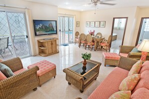 POOL VILLA | Wohnbereich | 55-Zoll-Flachbildfernseher mit Kabelempfang, Smart-TV