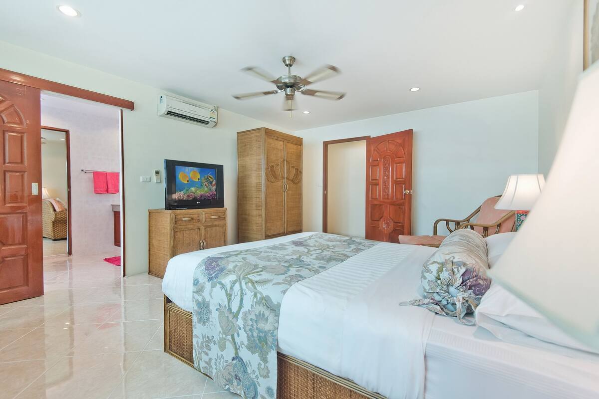 POOL VILLA | In-room safe, desk, soundproofing, iron/ironing board