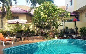 Outdoor pool, sun loungers - Butterfly Garden Boutique Residences by Luxury View (Pattaya)