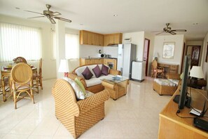2 Bedroom Balcony Apartment | リビング エリア | 50 インチの液晶テレビ (ケーブル放送視聴可)、テレビ