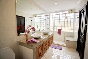 Grand Villa, 2 Bedrooms, Patio, Poolside | Bathroom