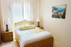 2 Bedroom Apartment | Zimmersafe, Schreibtisch, schallisolierte Zimmer, Bügeleisen/Bügelbrett