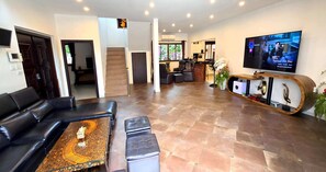 Vila superluxo, 5 quartos, acesso à piscina, vista para a praia | Área de estar | TV de tela plana 60 polegadas com canais a cabo, TV, lareira