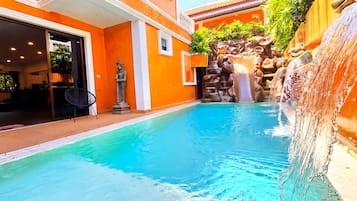 Hồ bơi ngoài trời, ghế dài tắm nắng