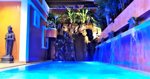 Piscine extérieure, chaises longues