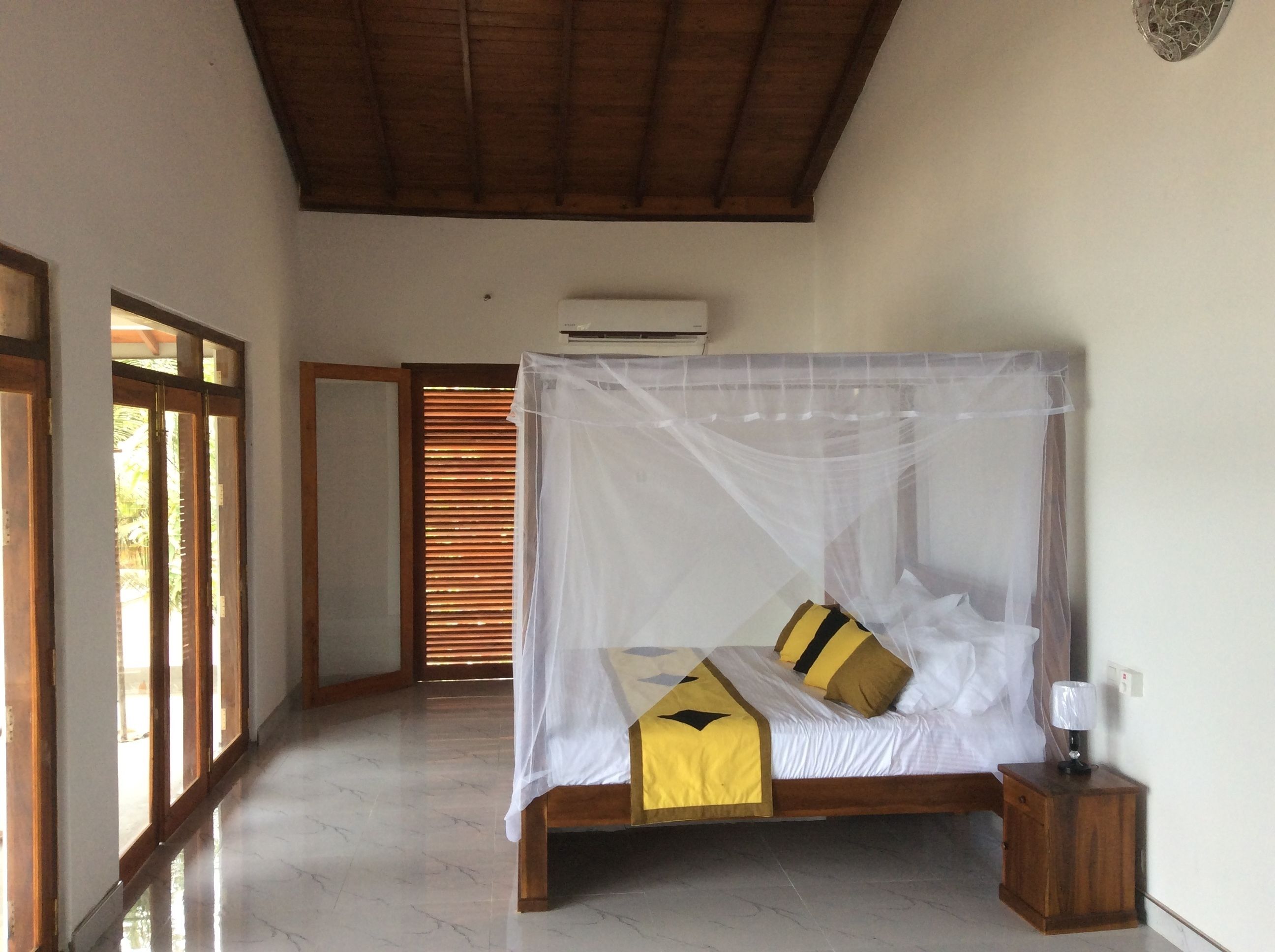 Desk, free cots/infant beds, free WiFi