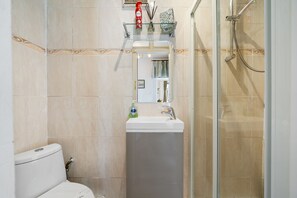 Casa adosada, 1 habitación (Townhouse) | Baño | Ducha, artículos de higiene personal gratuitos y secador de pelo
