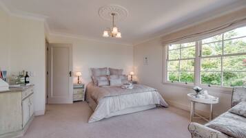 Panoramic Suite, 1 King Bed, Ensuite (Suite 2) | 1 bedroom, minibar, soundproofing, iron/ironing board