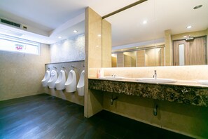 Shower, free toiletries, hair dryer, towels - The Bedrooms Hostel Pattaya (Pattaya)