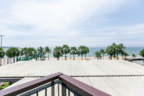 Front of property - The Bedrooms Hostel Pattaya (Pattaya)