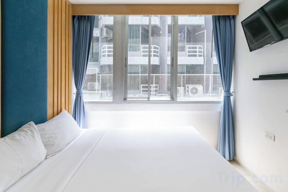 In-room safe, free WiFi, bed sheets