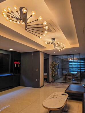 Suite – royal | Oppholdsområde | Flatskjerm-TV og oppvarmet gulv