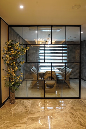 Royal Suite | Living area | Flat-screen TV, heated floors - Embledon Hotel (Ansan)