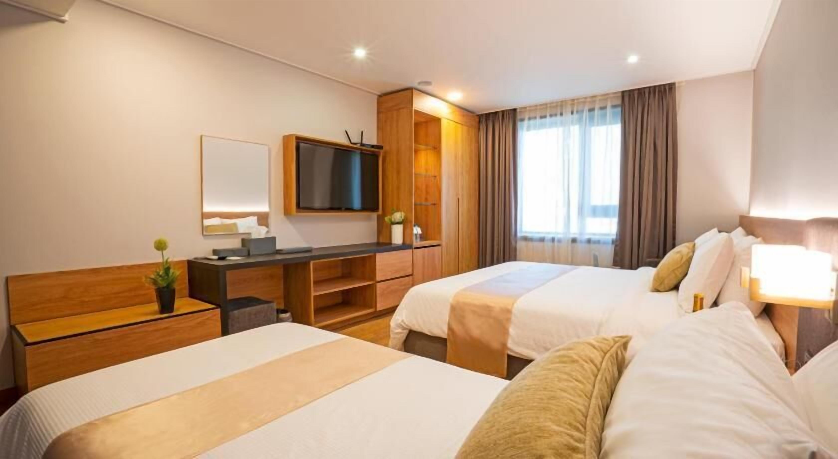 Värdeförvaringsskåp på rummet, skrivbord och mörkläggningsgardiner