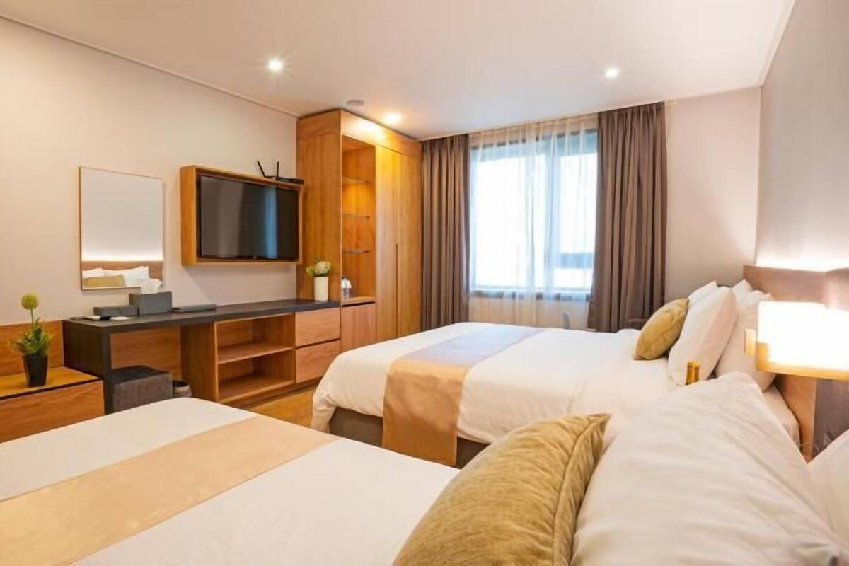 Värdeförvaringsskåp på rummet, skrivbord och mörkläggningsgardiner