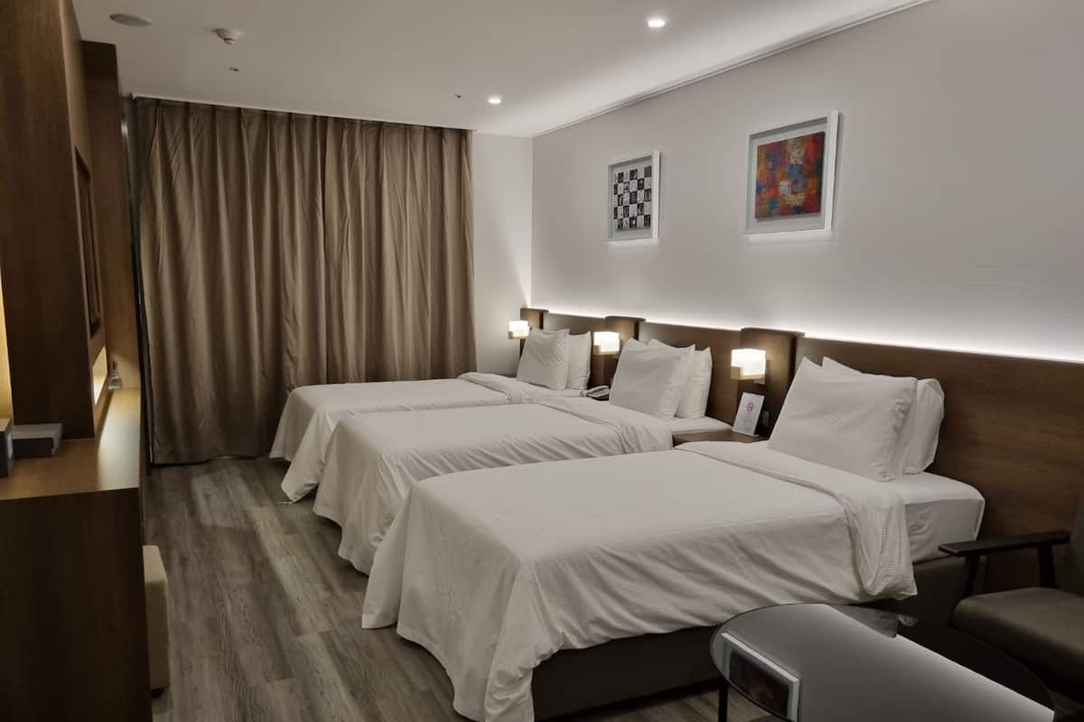 Deluxe Triple Room | 1 bedroom, in-room safe, desk, blackout drapes