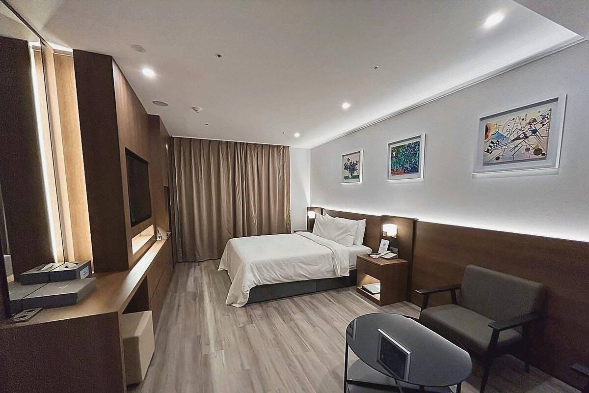 In-room safe, desk, blackout drapes, soundproofing