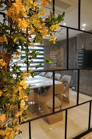 Suite – royal | Oppholdsområde | Flatskjerm-TV og oppvarmet gulv