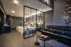 In-room safe, desk, blackout drapes, soundproofing - Embledon Hotel (Ansan)