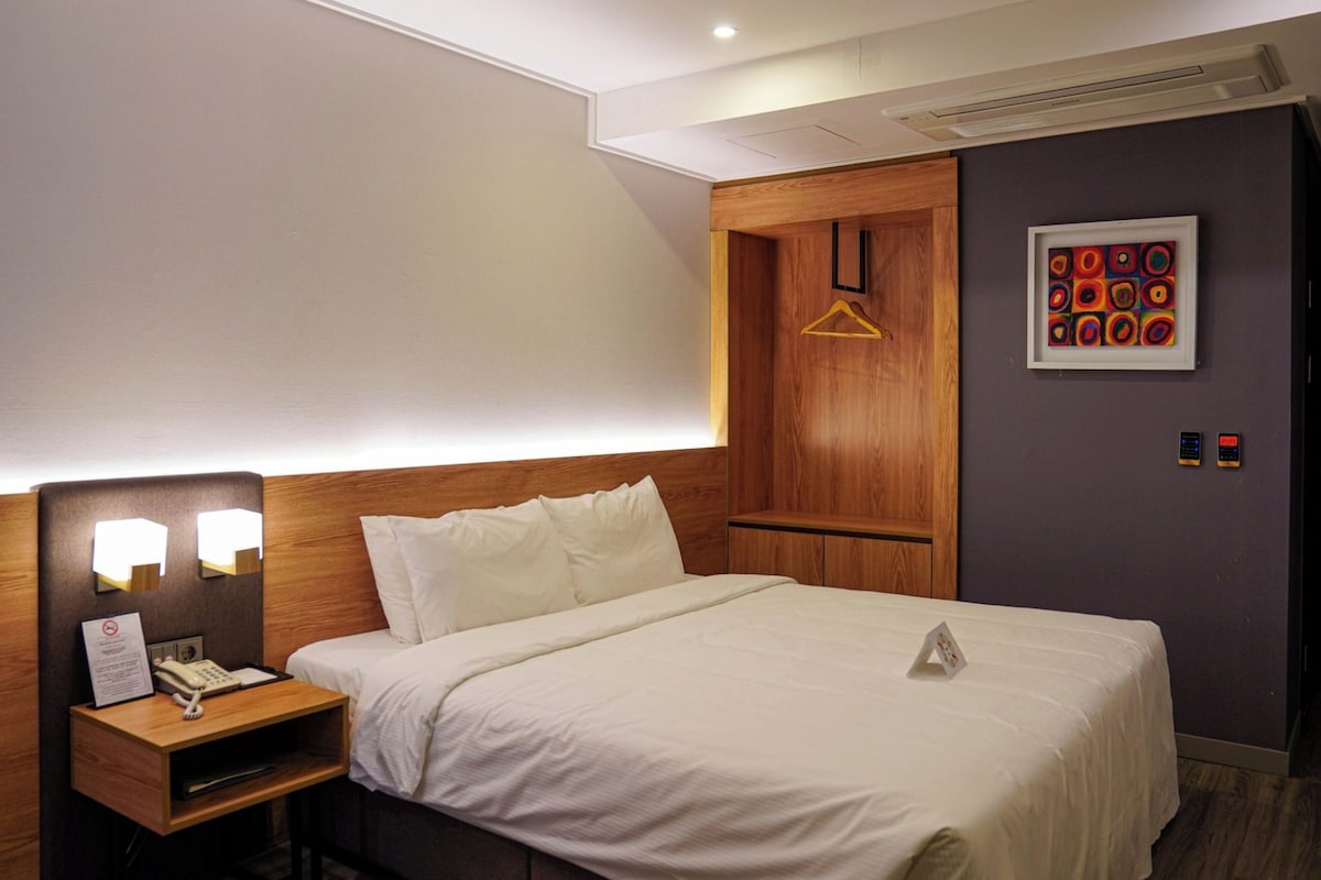 In-room safe, desk, blackout drapes, soundproofing