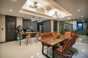 客室内のダイニングエリア