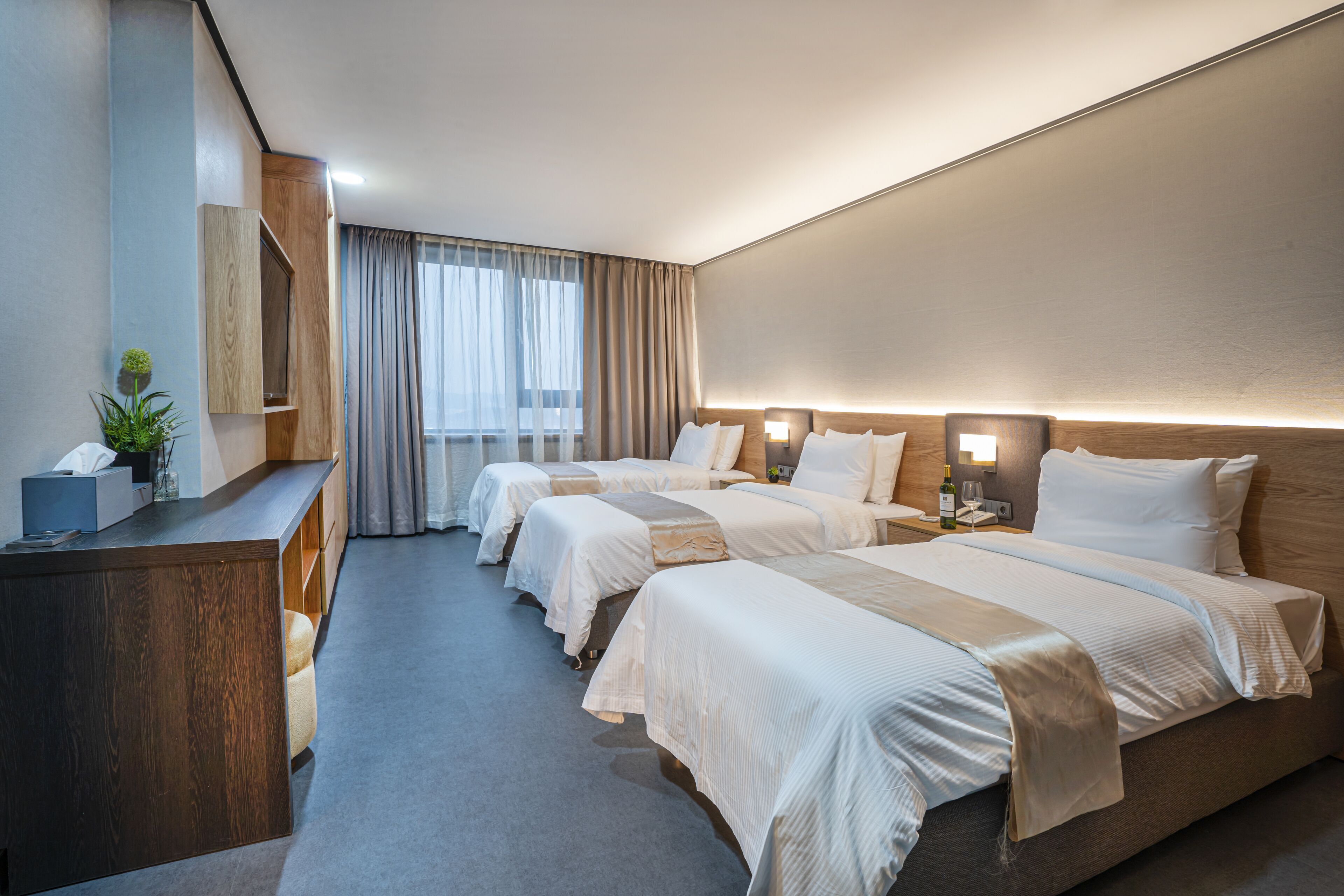 Värdeförvaringsskåp på rummet, skrivbord och mörkläggningsgardiner