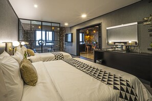 セーフティボックス (室内)、デスク、遮光カーテン、防音設備