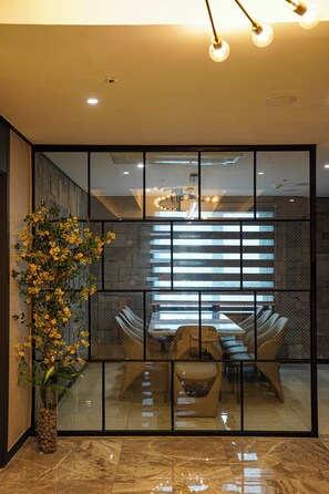 Suite – royal | Oppholdsområde | Flatskjerm-TV og oppvarmet gulv