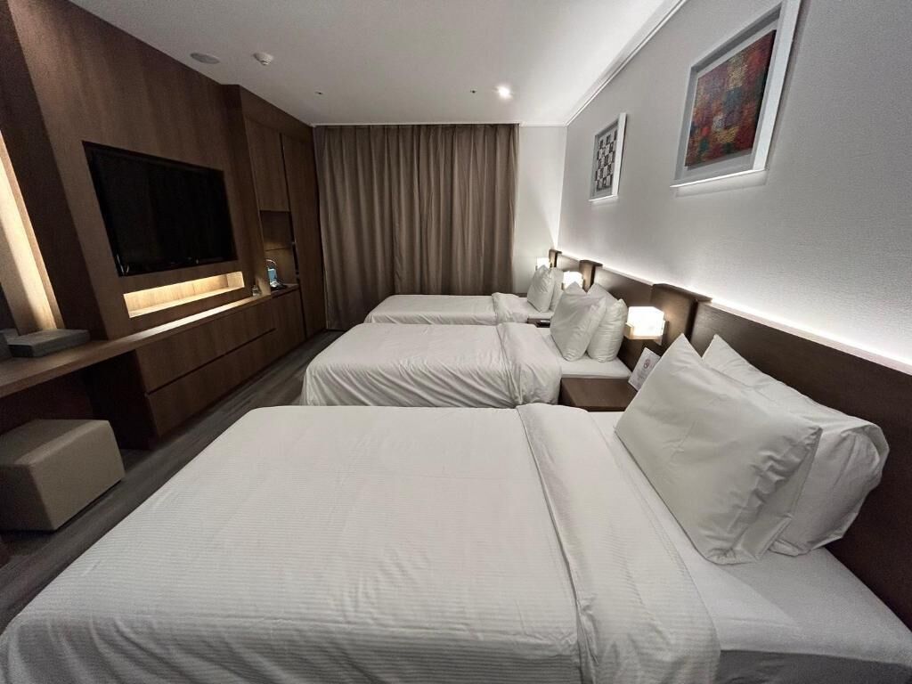 Värdeförvaringsskåp på rummet, skrivbord och mörkläggningsgardiner