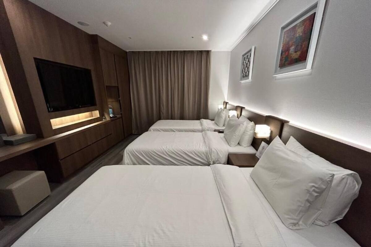 Värdeförvaringsskåp på rummet, skrivbord och mörkläggningsgardiner