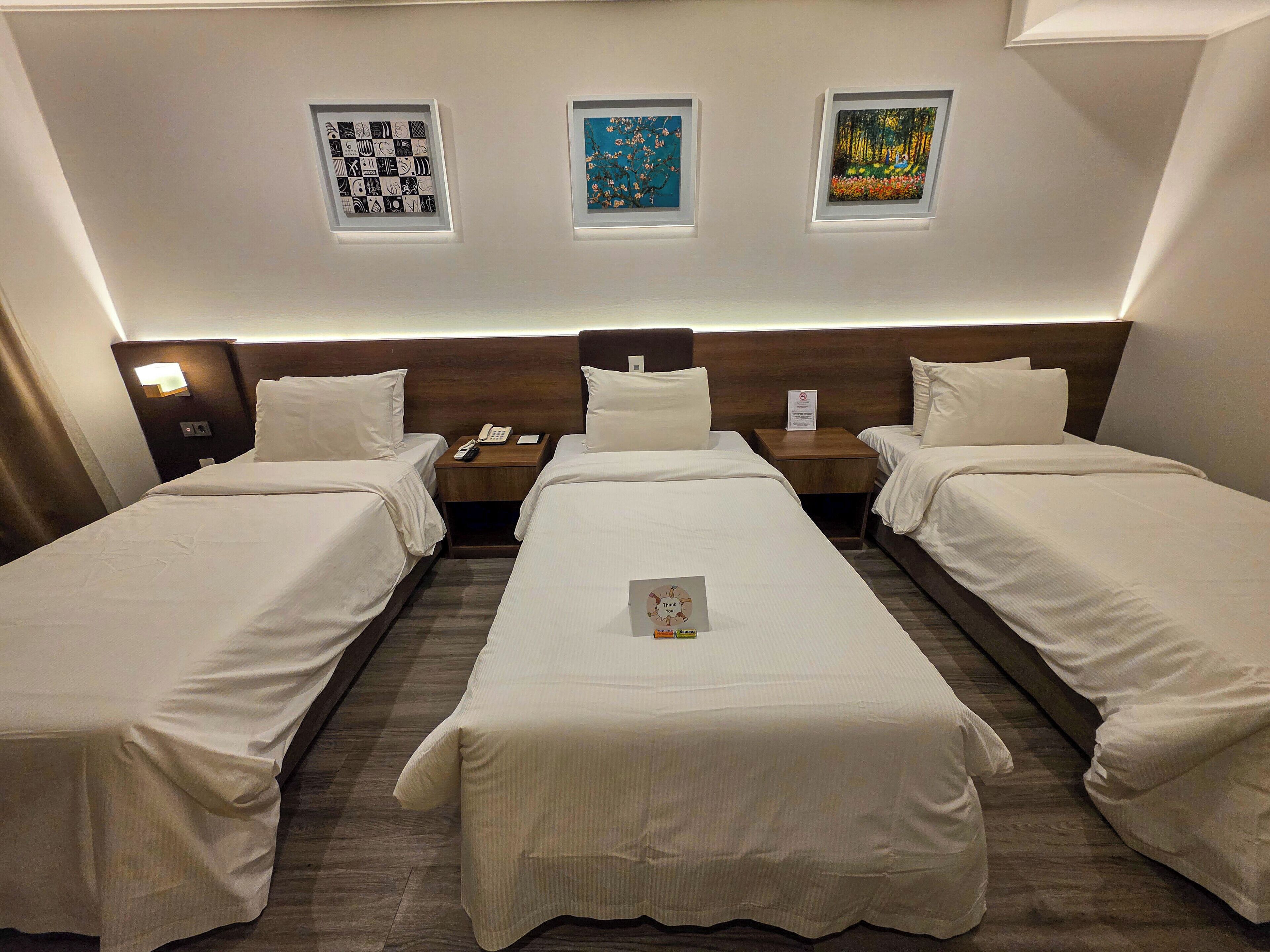 デラックス トリプルルーム | セーフティボックス (室内)、デスク、遮光カーテン、防音設備