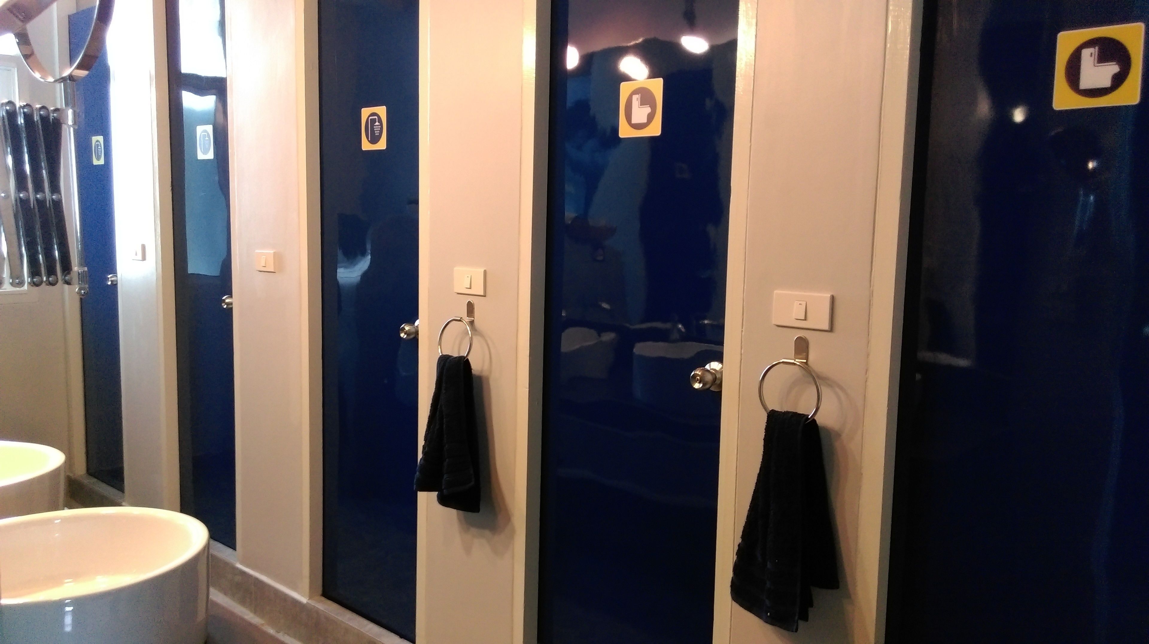 8 Bed Mixed Dorm Shared Bathroom | Bad | Dusj, toalettartikler (inkludert), hårføner og tøfler