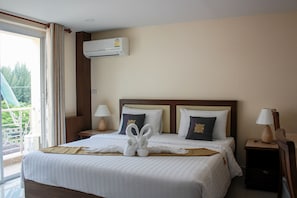 Habitación doble superior | Minibar, caja fuerte, escritorio y cortinas opacas