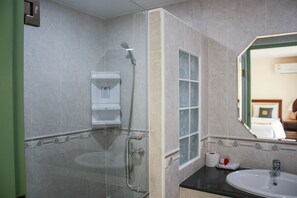 Superior Double Room | Bathroom | Shower, free toiletries, towels - Panjai's Place (Cha-am)