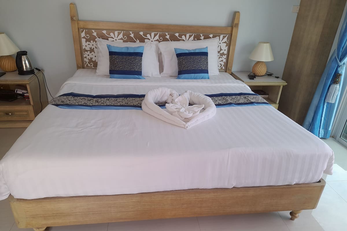Deluxe Double Room | Minibar, in-room safe, desk, blackout curtains