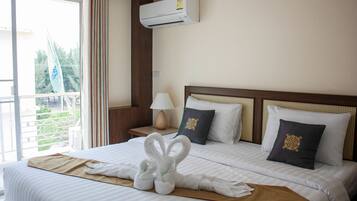 Superior Double Room | Minibar, in-room safe, desk, blackout drapes