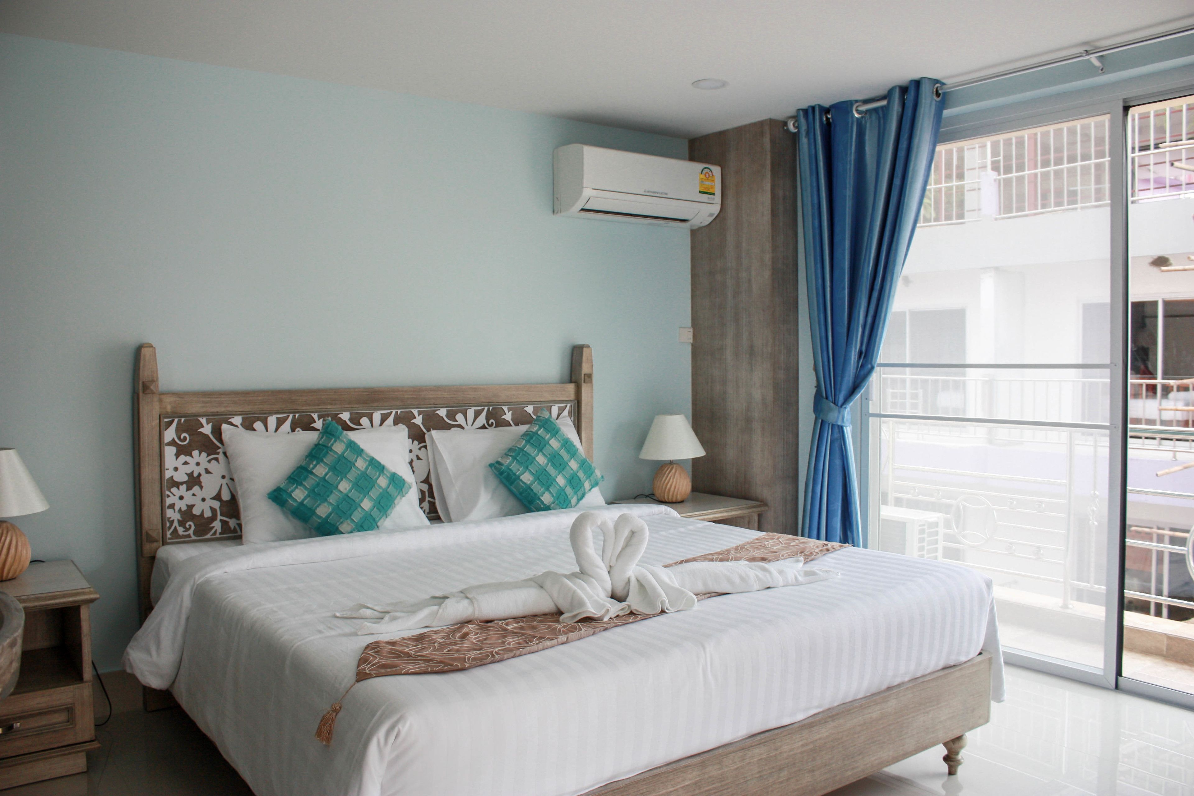 Superior Double Room | Minibar, in-room safe, desk, blackout drapes