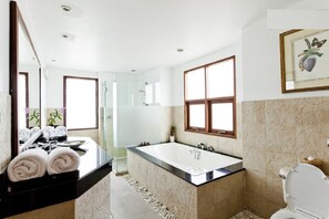 8-bedroom Villa | Bilik Mandi | Gabungan pancuran/tab mandi, tab mandi rendaman dalam 