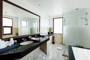 8-bedroom Villa | Bathroom | Combined shower/tub, deep soaking tub, free toiletries, hair dryer - Himmaphan Villa (Choeng Thale)