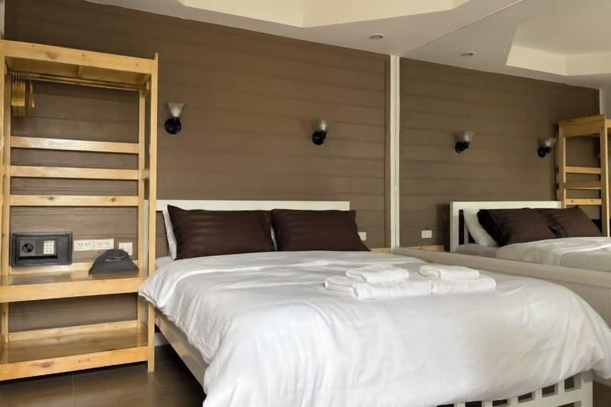 11 kamar tidur, isi minibar gratis, brankas, dan meja kerja