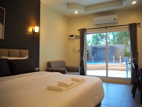 Minibar (mit einigen kostenlosen Artikeln), Zimmersafe, Schreibtisch