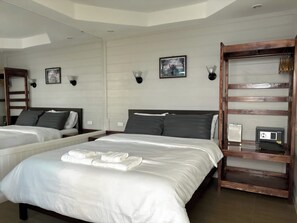 Standaard kamer, terras | Een minibar met enkele gratis items, een kluis op de kamer, een bureau