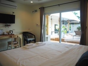 Superior-Zimmer, Terrasse, Poolseite | Wohnbereich