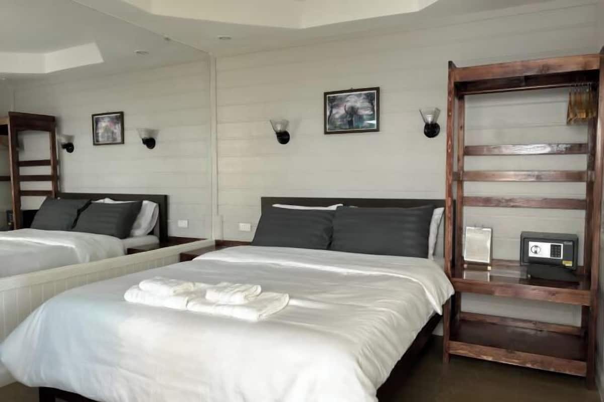 11 kamar tidur, isi minibar gratis, brankas, dan meja kerja