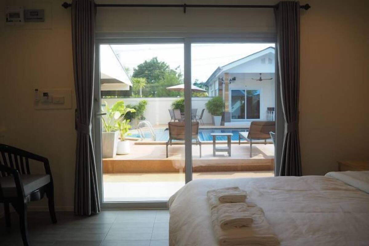 Free minibar items, in-room safe, desk, laptop workspace