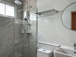 Shower, hydromassage showerhead, free toiletries, hair dryer