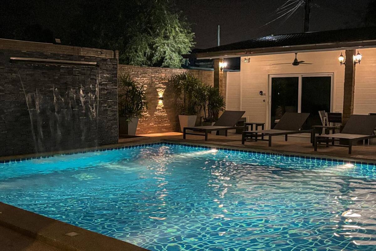 Udendørs pool, åben fra kl. 07.00 til kl. 22.00, parasoller, liggestole